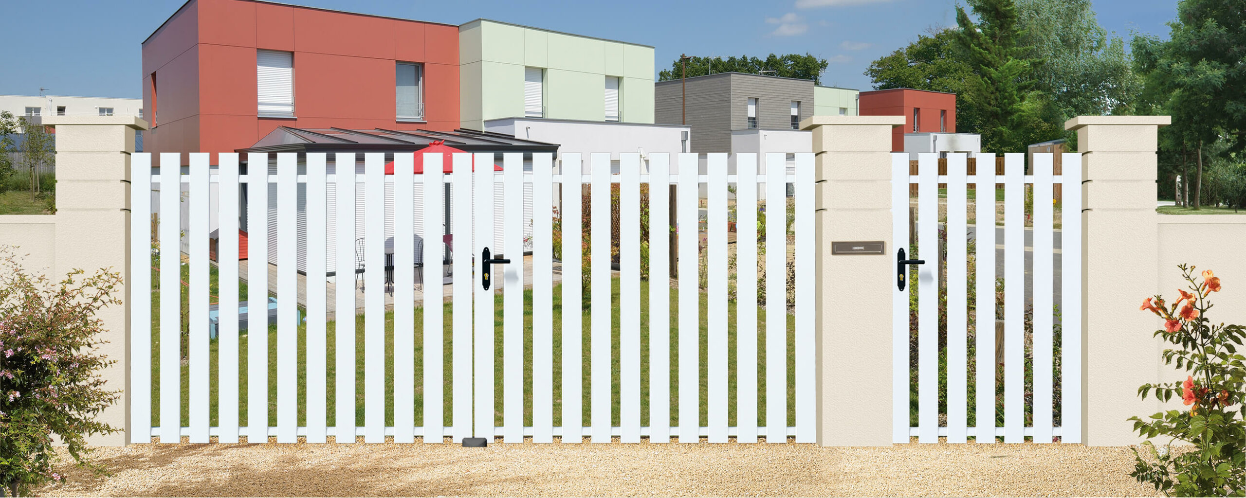 Portail et portillons battants en pvc blanc ajouré installé avec une coupe droite pour chacune des lames verticales