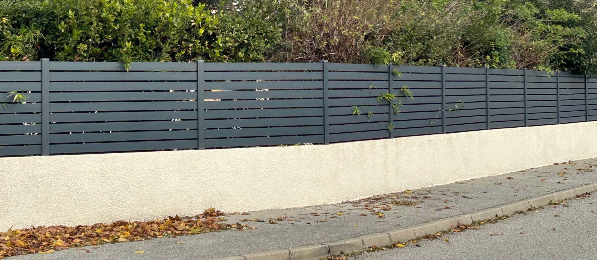 Clôture en pvc plaxé gris anthracite ajouré installée sur muret