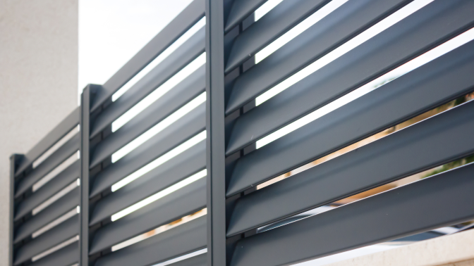 Clôture composite ou aluminium : laquelle choisir ? On compare !