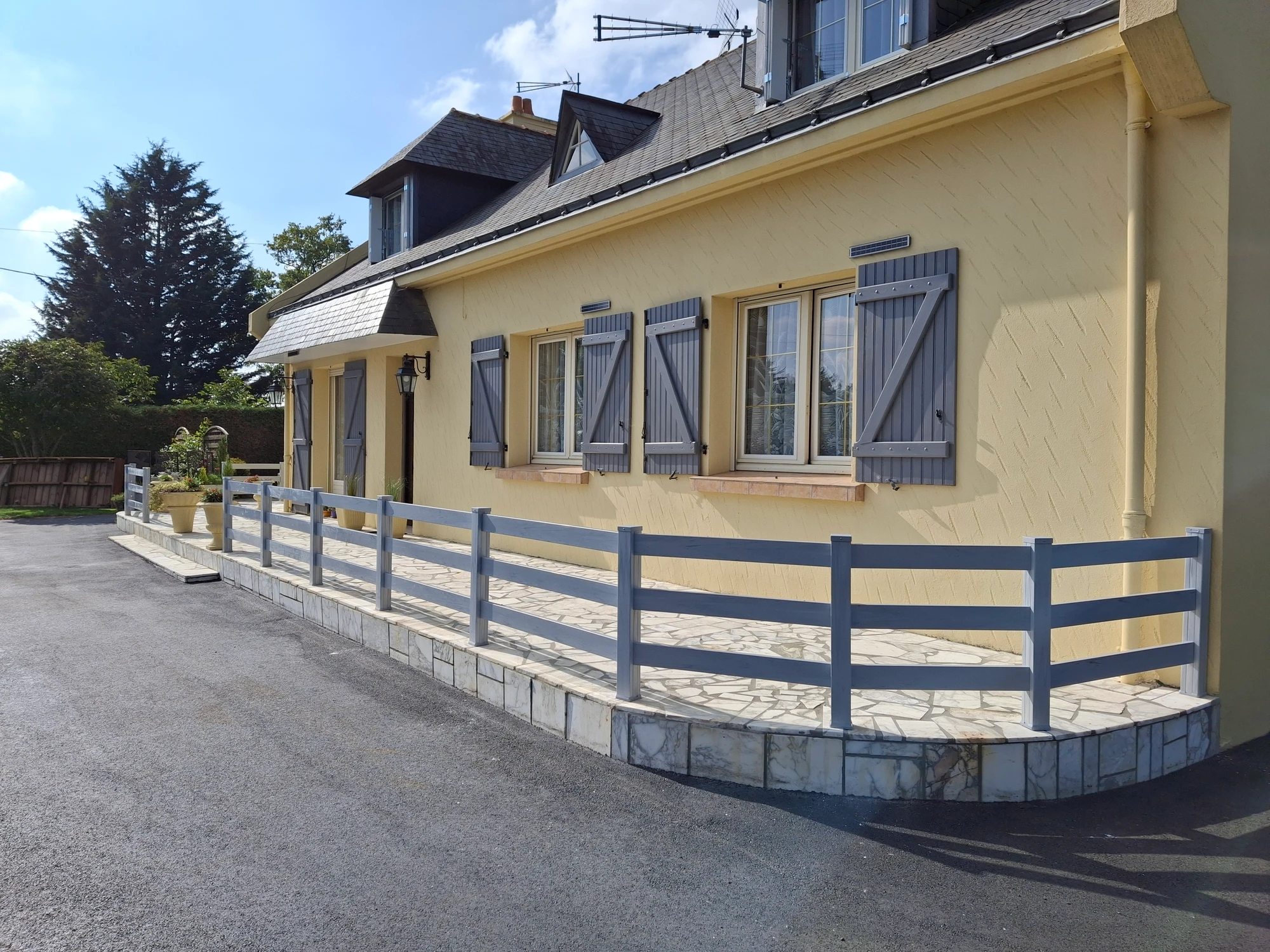 Clôture western style ranch ajourée en PVC gris