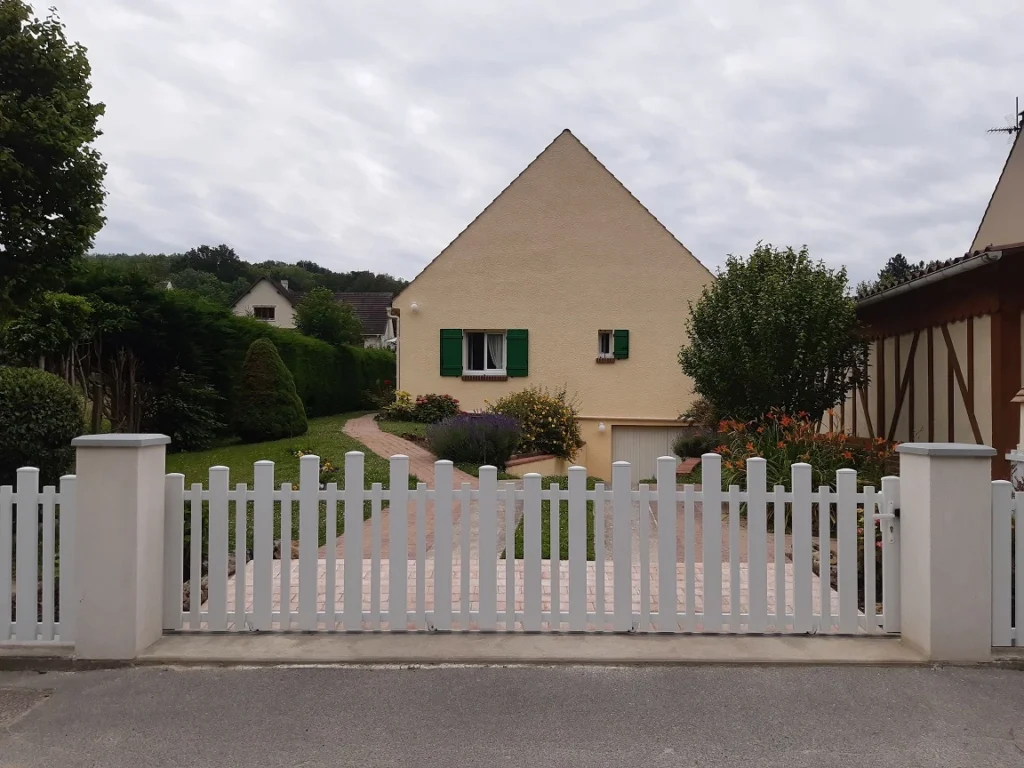 Portail coulissant en PVC blanc modèle Fréquence