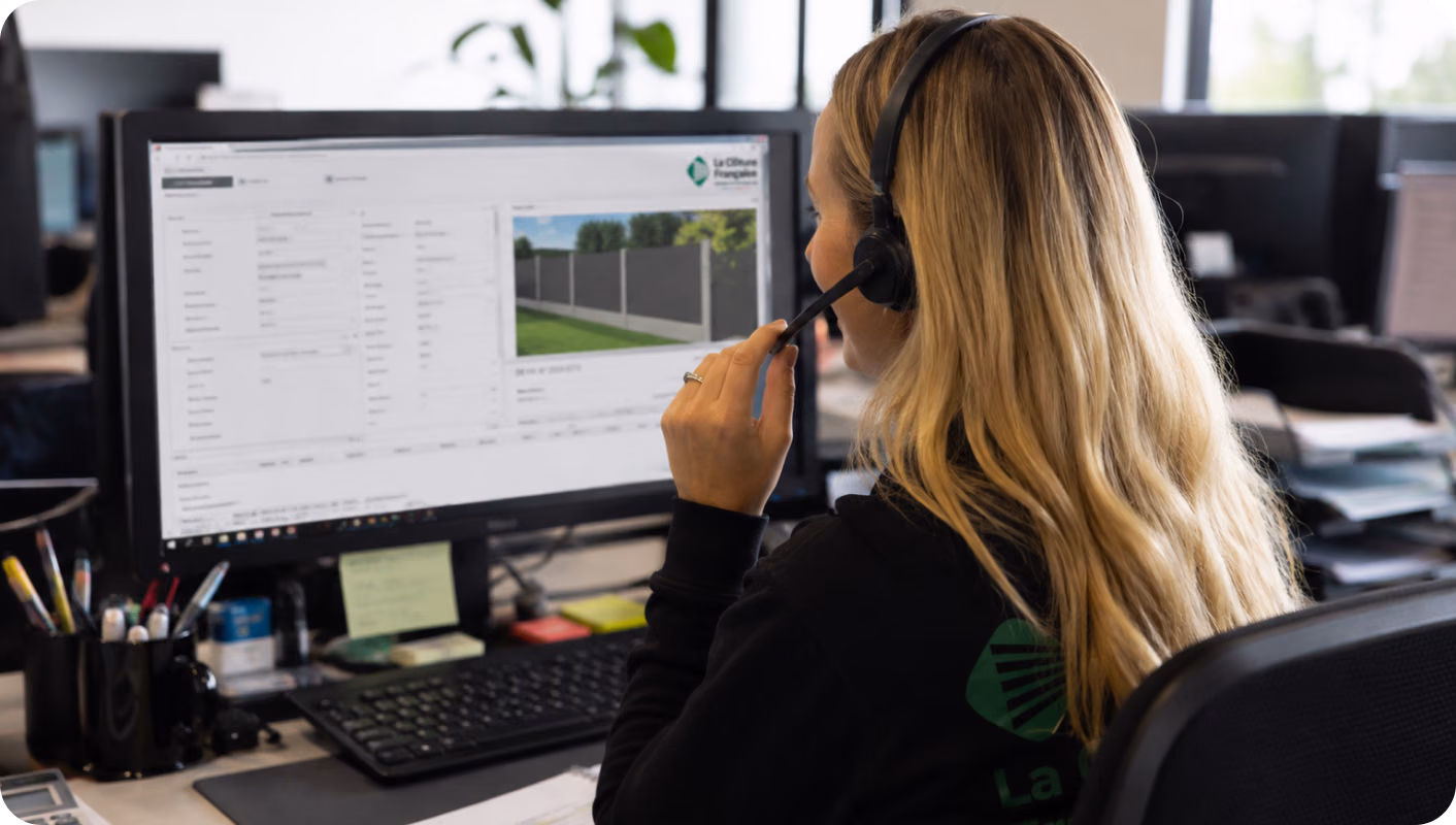 Une conseillère du service client en ligne avec un client